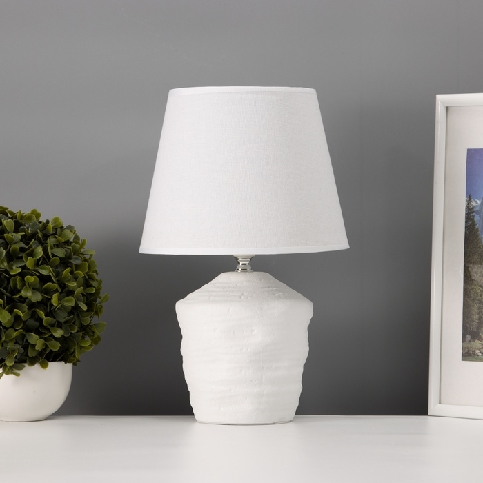 Настольная лампа с абажуром RISALUX «Небраска», 1×40 Вт, Е27, белый, 20×20×32 см Настольная лампа с абажуром RISALUX «Небраска», 1×40 Вт, Е27, белый, 20×20×32 см