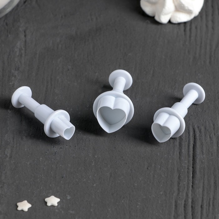 Набор плунжеров кондитерских Доляна «Сердечко», 3 шт: 1,6×1,1 см, 1,4×1 см, 1×1 см, цвет белый Набор плунжеров кондитерских Доляна «Сердечко», 3 шт: 1,6×1,1 см, 1,4×1 см, 1×1 см, цвет белый