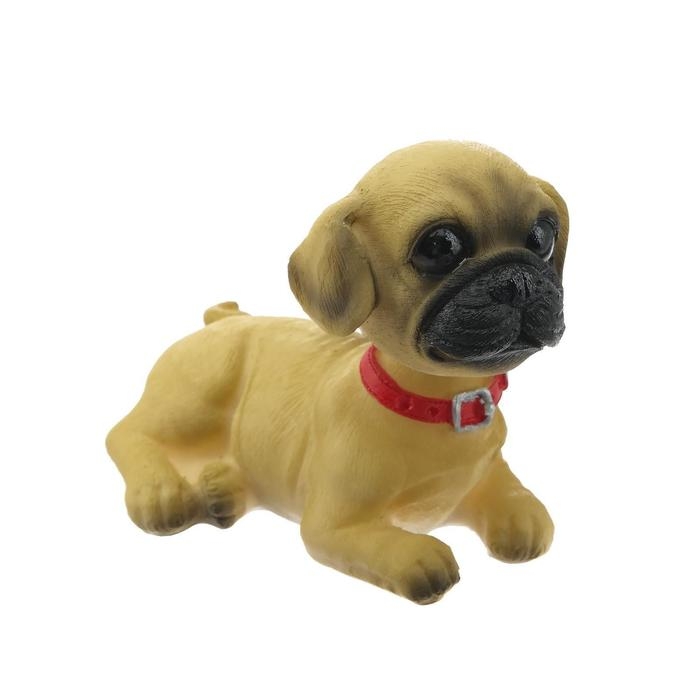 Собака на панель авто, качающая головой, дог Собака на панель авто, качающая головой, дог