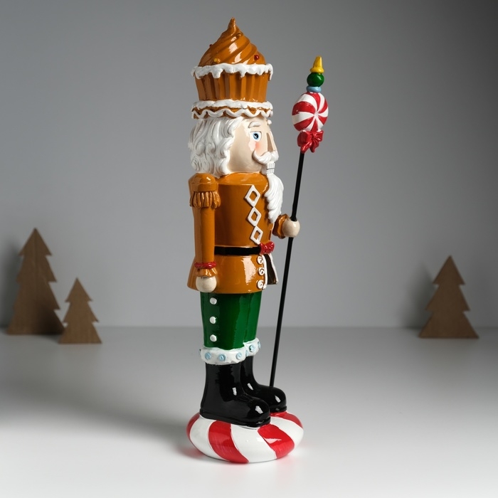 Сувенир полистоун  Сувенир полистоун "Щелкунчик в имбирном мундире, с кексом и пикой с леденцом" 13х10х35,5 см   103258
