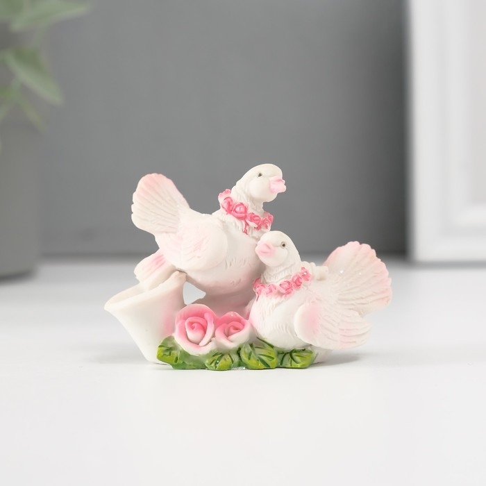 Полистоун голуби на книге в розовом венке 4*6 см Полистоун голуби на книге в розовом венке 4*6 см