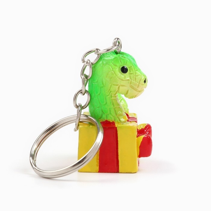 Новогодний брелок для ключей, объемный «Новый год: Змея в подарке» 2,7 х 8,5 см Новогодний брелок для ключей, объемный «Новый год: Змея в подарке» 2,7 х 8,5 см