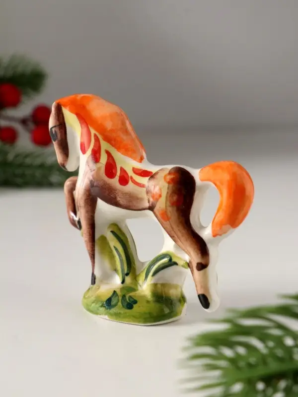 Сувенир Конь на подставке, 8х8 см, гжель, цвет Сувенир Конь на подставке, 8х8 см, гжель, цвет