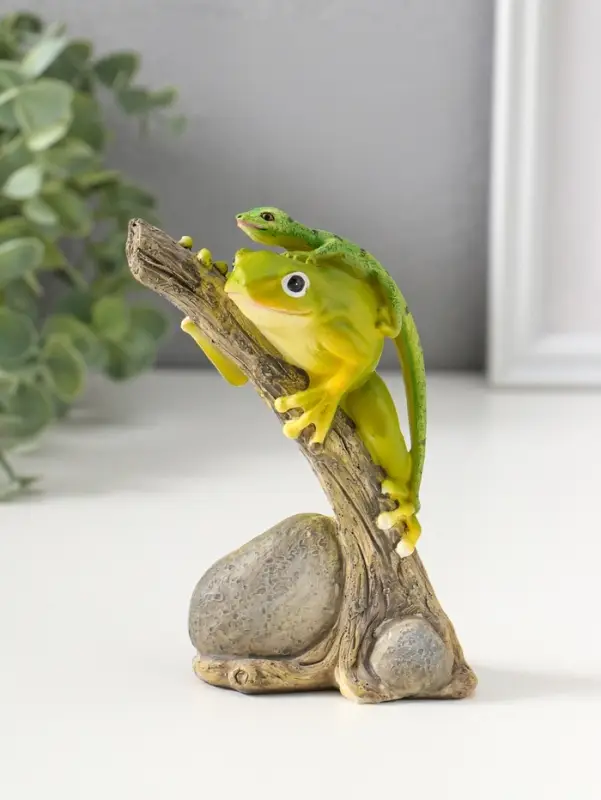 Сувенир полистоун "Лягушонок на дереве с ящерицей на спине" 12,5 см