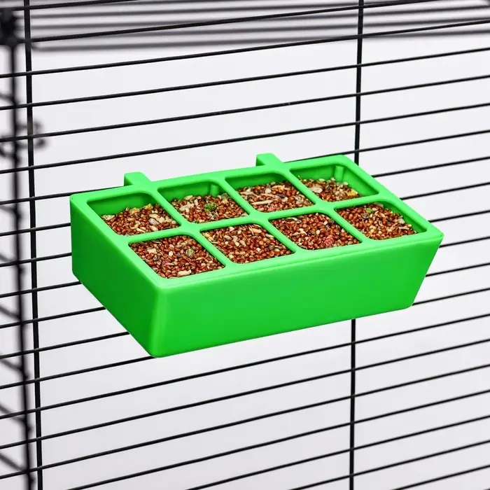 Кормушка для кормления, 16.9&times;8.9&times;4.4 см, с защитой на 8 ячеек, пластик, зелёная