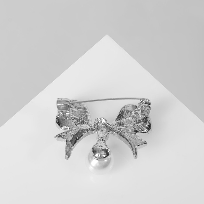 Брошь «Жемчужинка» классический бантик, цвет белый в серебре Брошь «Жемчужинка» классический бантик, цвет белый в серебре
