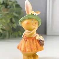 Сувенир полистоун "Зайка в рыжем сарафане и зелёной шляпке, с корзиной цветов" 4,5х4х10,5 см   10915