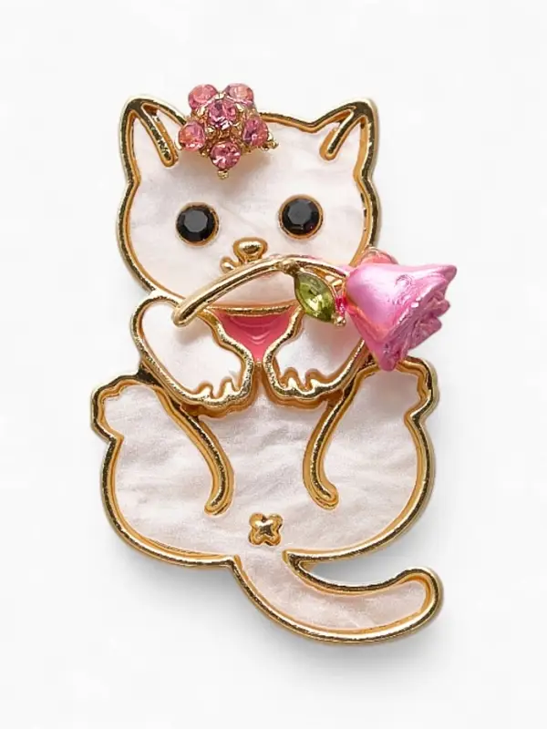 Брошь  Брошь "Кошечка" с розой, бело-розовая в золоте
