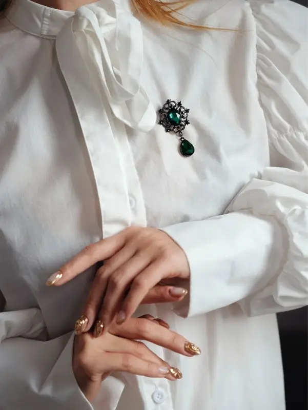 Брошь &laquo;Императрица&raquo;, вензеля, цвет изумрудный в сером металле