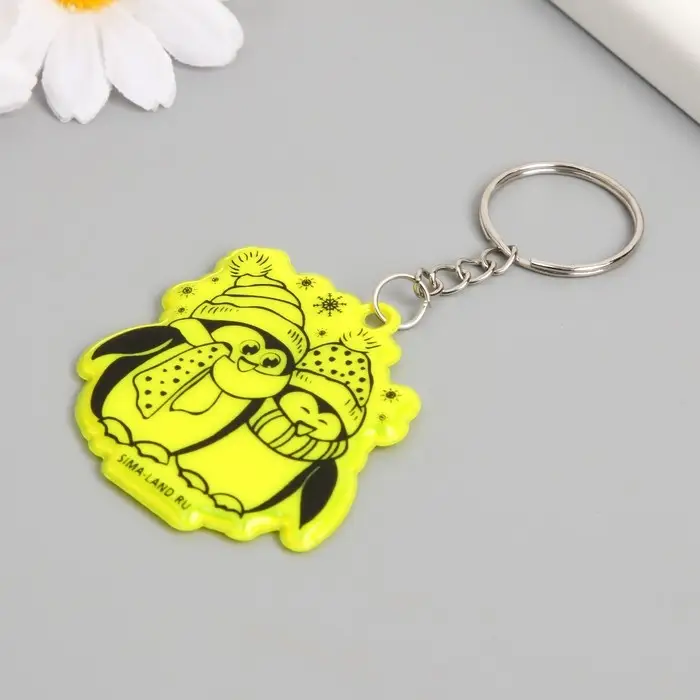 Брелок пластик светоотражающий Брелок пластик светоотражающий "Пингвины - давай погреемся" 5х4,8 см