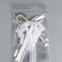 Брелок на карабине "Жемчужный бант с кружевной тесьмой" бусины d=0,4 и 0,8 см 16х9,5х1 см Брелок на карабине "Жемчужный бант с кружевной тесьмой" бусины d=0,4 и 0,8 см 16х9,5х1 см