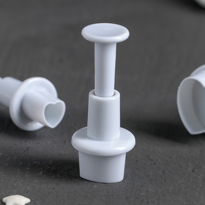 Набор плунжеров кондитерских Доляна «Сердечко», 3 шт: 1,6×1,1 см, 1,4×1 см, 1×1 см, цвет белый Набор плунжеров кондитерских Доляна «Сердечко», 3 шт: 1,6×1,1 см, 1,4×1 см, 1×1 см, цвет белый