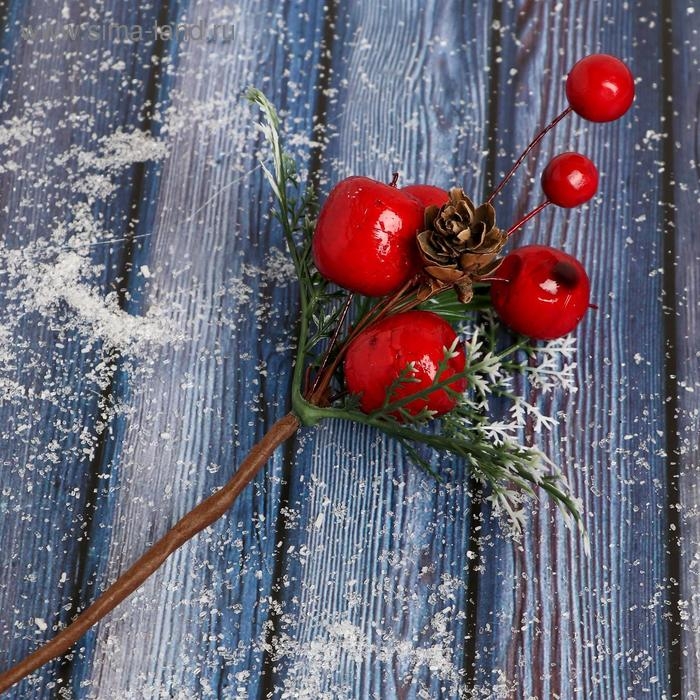 Декор  Декор "Зимнее очарование" шишка ягоды зелень, 18 см