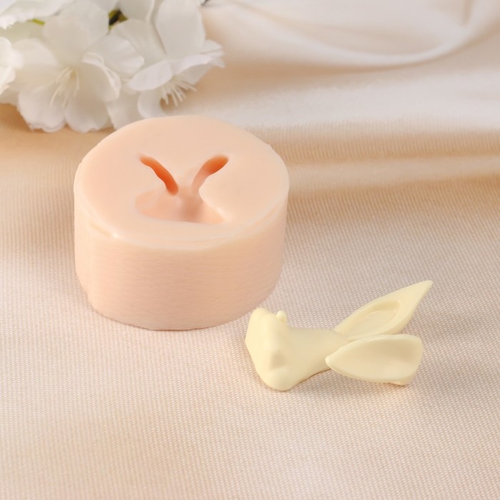 Молд силиконовый "Заяц с погнутым ухом" 3,5х5х1,5 см