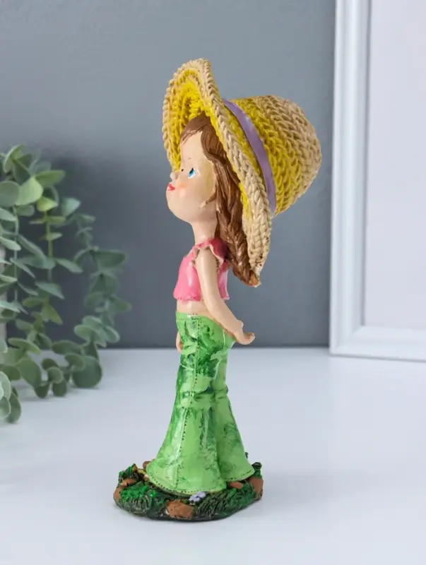 Сувенир полистоун "Малышка в большой соломенной шляпе" 8,5х11,5х24 см