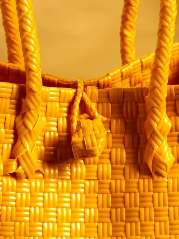 Сумка плетёная пластиковая 23х11х30 см, цв. жёлтый Сумка плетёная пластиковая 23х11х30 см, цв. жёлтый