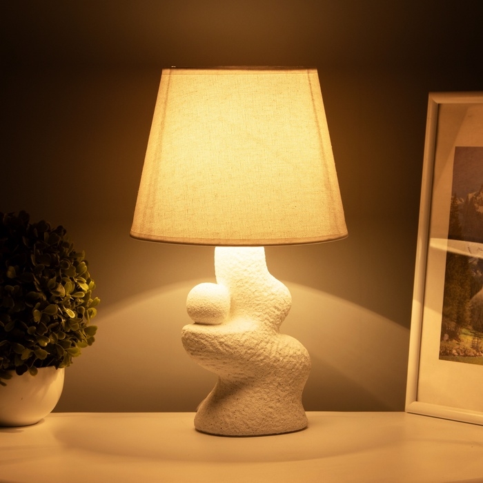 Настольная лампа с абажуром RISALUX «Гряда», 1×40 Вт, Е27, белый, фигурное основание, 20×20×32 см Настольная лампа с абажуром RISALUX «Гряда», 1×40 Вт, Е27, белый, фигурное основание, 20×20×32 см