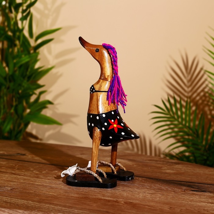 Сувенир "Утка на пляже " дерево 25 см