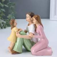 Сувенир полистоун "Молодые родители с дочкой" 7х13х12 см