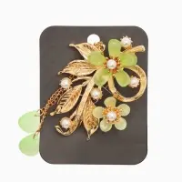 Брошь с жемчугом "Цветы", цвет светло-зеленый в золоте Брошь с жемчугом "Цветы", цвет светло-зеленый в золоте