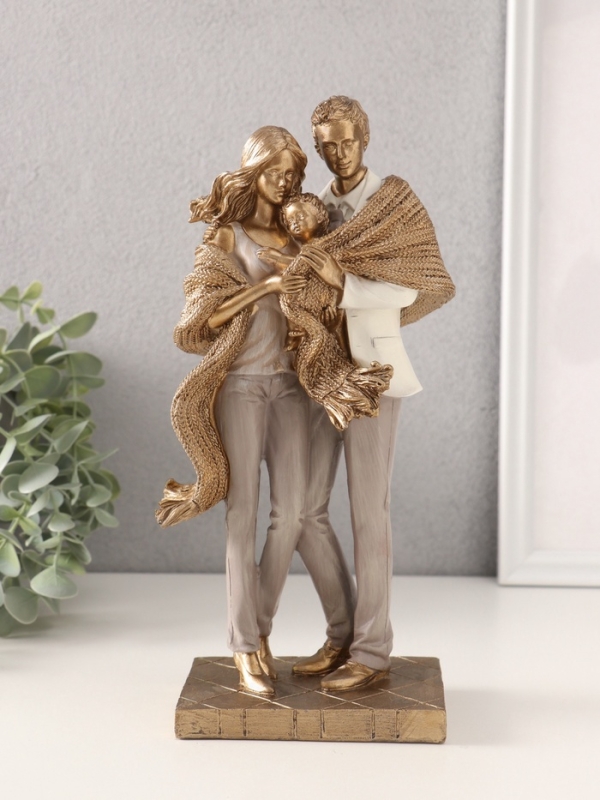 Сувенир полистоун  Сувенир полистоун "Родители с малышом, с большим шарфом" 12,5х8,5х26 см