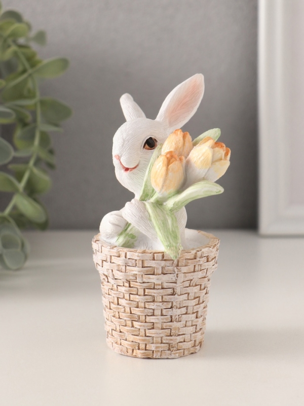 Сувенир полистоун  Сувенир полистоун "Белый кролик в плетённой корзине с тюльпанами" 8,5х5,5х11,5 см