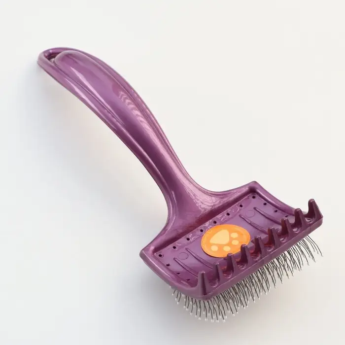 Щётка - пуходёрка мягкая, основание 68&times;48 м, с каплями, увеличенное кол-во зубцов, бордовая