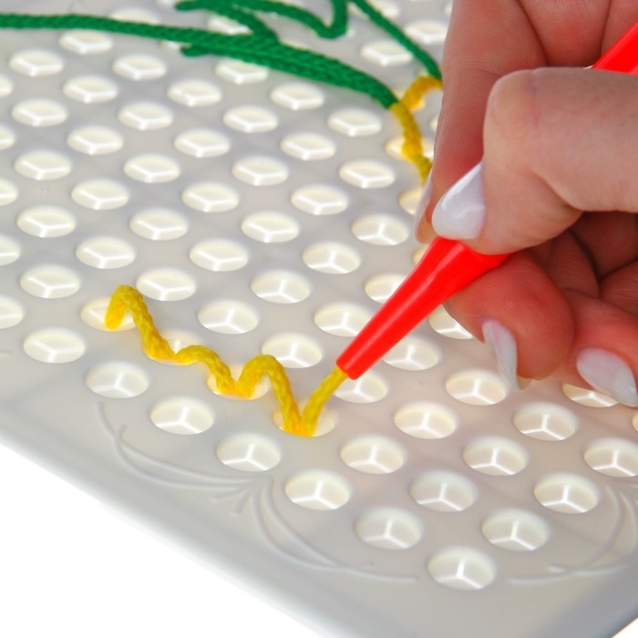 Шнуровальный планшет «Любимые герои», ручка для шнурка, по Методике Монтессори Шнуровальный планшет «Любимые герои», ручка для шнурка, по Методике Монтессори