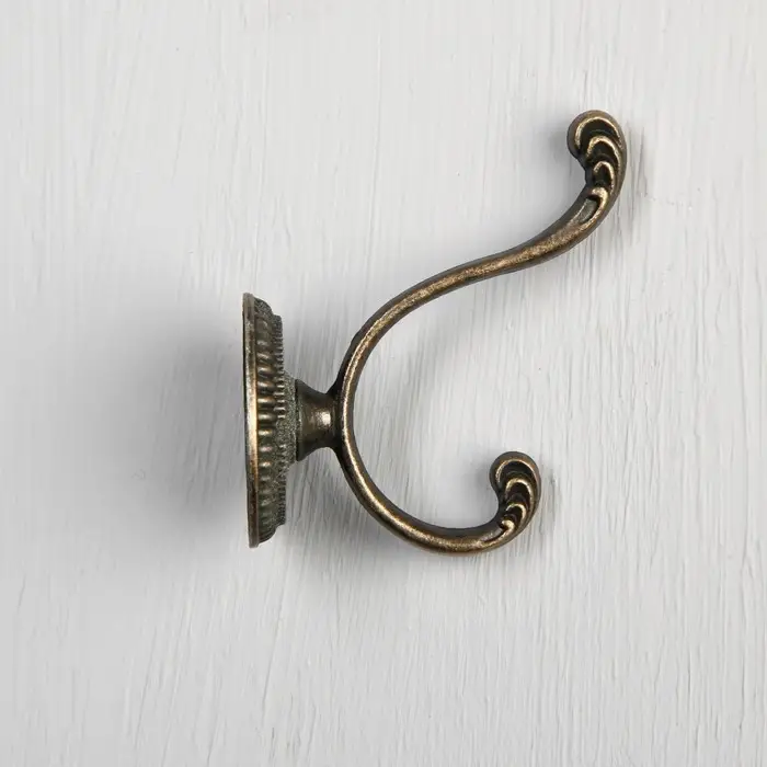 Крючок мебельный ТУНДРА TKd=019, двухрожковый, цвет бронза