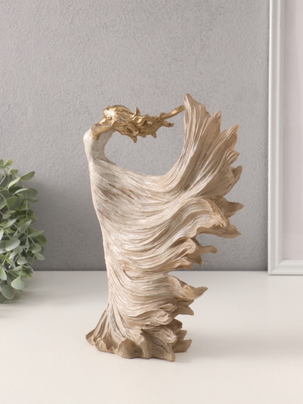 Сувенир полистоун  Сувенир полистоун "Свобода. Девушка в летящем платье" бежевый 21х14х30,5 см