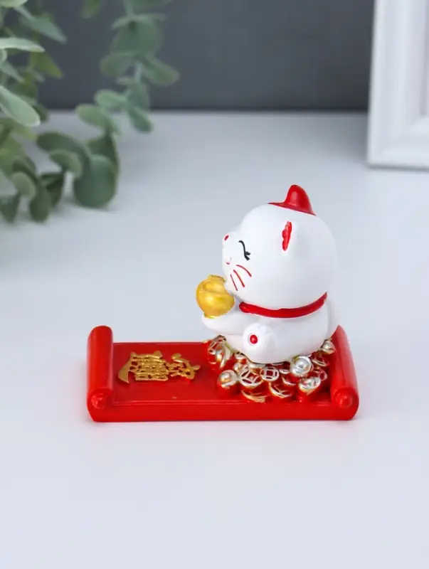 Сувенир полистоун подставка под телефон "Манэки-нэко с золотым слитком" 5,8х8,5х6,5 см