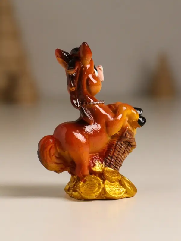 Сувенир полистоун Сувенир полистоун "Лошадка с золотыми монетами" МИКС 5,5х3,3х6,7 см