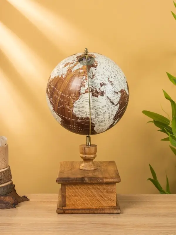 Глобус сувенирный 23х20х39 см, подставка дерево Глобус сувенирный 23х20х39 см, подставка дерево