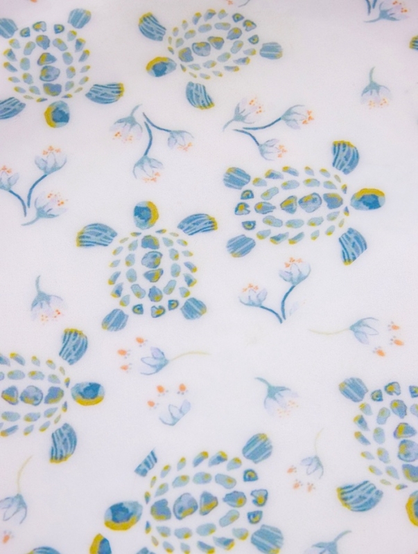 Поднос круглый с бортиками Поднос круглый с бортиками "Черепаха и цветы" дерево манго 35х35х6,5 см