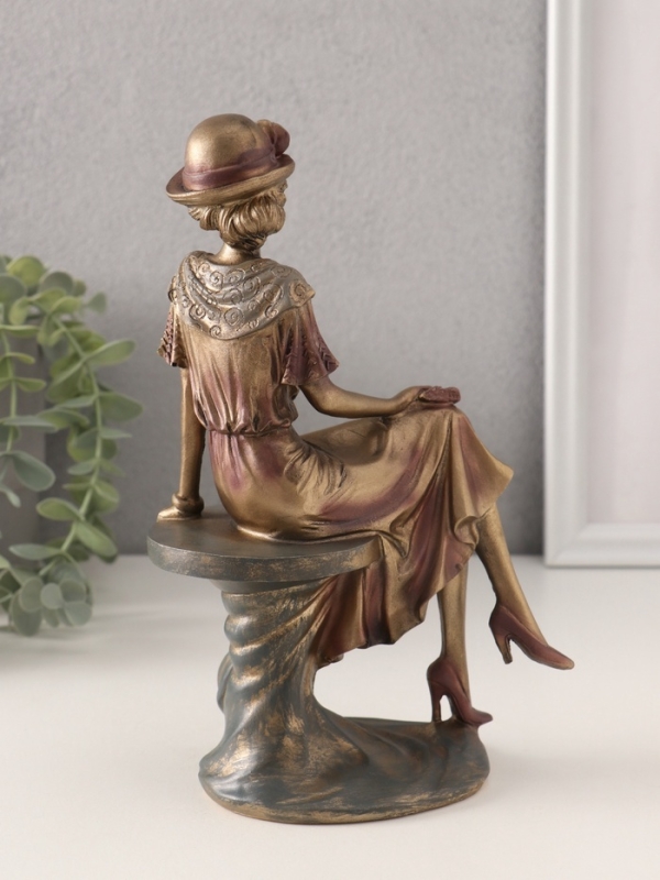 Сувенир полистоун  Сувенир полистоун "Леди в шляпке-котелке с цветком" бронзо-фиолетовый 13х8х21,5 см