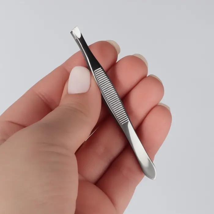 Пинцет скошенный, узкий, 9 см, в футляре, МИКС Пинцет скошенный, узкий, 9 см, в футляре, МИКС