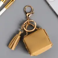 Брелок кожзам с карабином, с кистью "Сумочка. Котик" сливочный 5х2,5х6 см Брелок кожзам с карабином, с кистью "Сумочка. Котик" сливочный 5х2,5х6 см