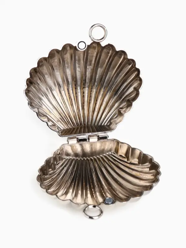 Сумка мини-клатч на магните, в форме ракушки, жёсткий корпус, на длинной цепочке, серебристая