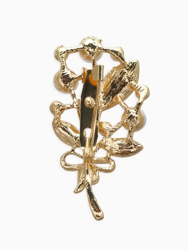 Брошь &laquo;Ветка&raquo;, жемчужных ягод, белая в золоте