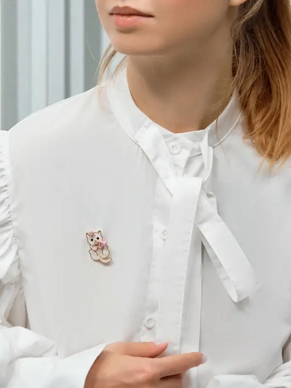 Брошь  Брошь "Кошечка" с розой, бело-розовая в золоте