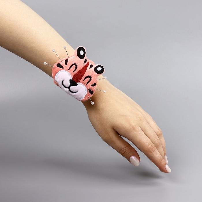 Игольница на браслете «Тигр», 23 × 6,5 см, цвет розовый Игольница на браслете «Тигр», 23 × 6,5 см, цвет розовый