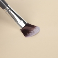 Кисть для макияжа «Brush GRAPHITE», 17 (± 1) см, цвет тёмно-серый/серебристый