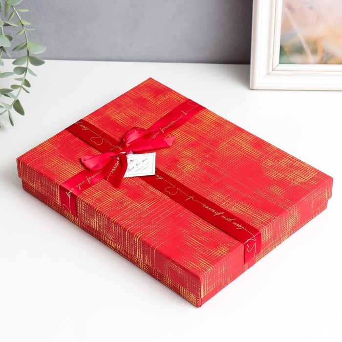 Фотоальбом на 200 фото 10х15 см Фотоальбом на 200 фото 10х15 см "Золотые чёрточки на красном" в коробке 26,5х20,5х4,5 см