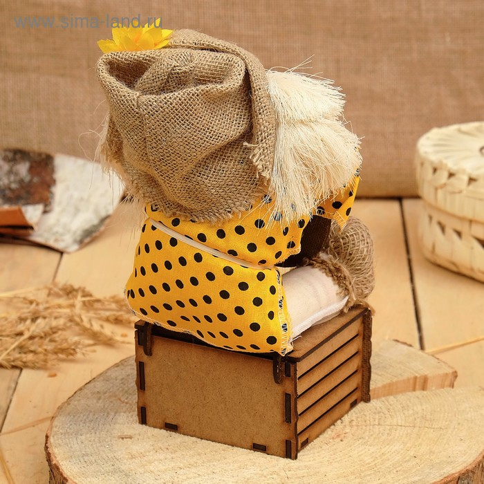 Оберег-домовой Оберег-домовой "Славуся в льняном колпаке, на сундуке с рублем", 34х23х19 см, микс