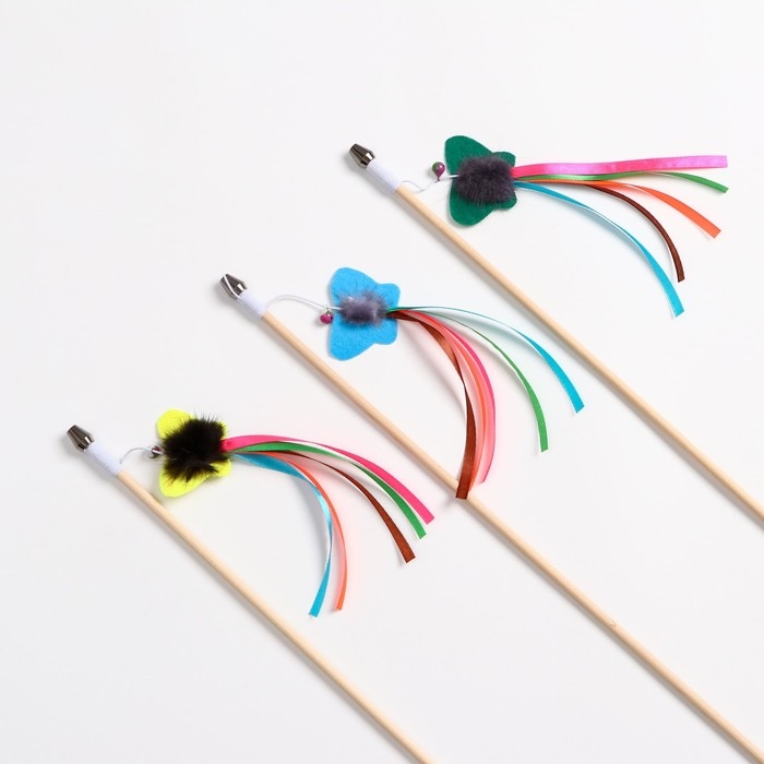 Дразнилка - удочка  Дразнилка - удочка "Фетровая бабочка с норкой и лентами" на деревянной палочке, микс цветов