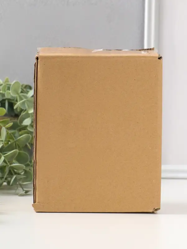 Сувенир полистоун "Белая зайка с букетом розовых цветов" 16 см