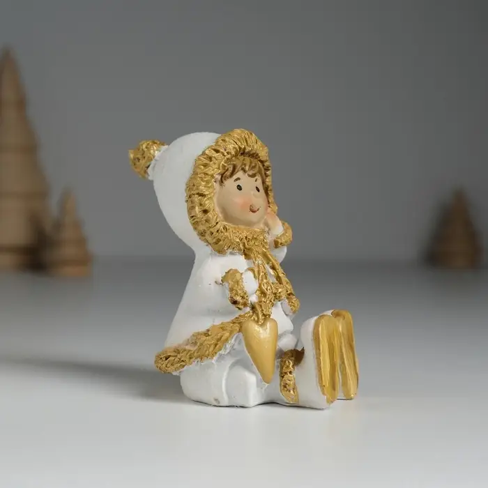 Фигурка полистоун &laquo;Малышка в белой шубке, с сердечком сидит&raquo;, 5&times;5.5&times;8 см