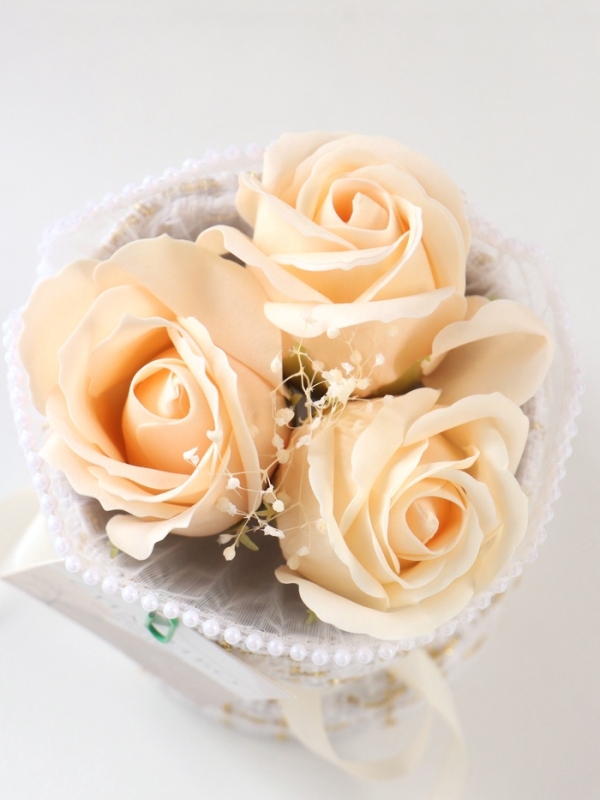 Букет из мыльных лепестков Букет из мыльных лепестков "Три розы с открыткой в коробке" кремовый 10,6х10,6х17 см