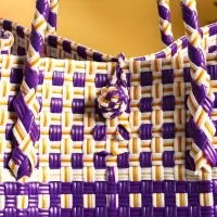 Сумка плетёная пластиковая 40х20х55 см, цв. фиолетово-белый Сумка плетёная пластиковая 40х20х55 см, цв. фиолетово-белый