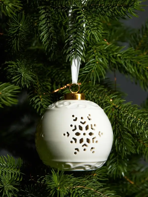 Ёлочный шар с подсветкой &laquo;Снежинка&raquo;, 10&times;8.8&times;8.8 см, 1 LED, керамика, от батареек LR44&times;3, керамика, свечение тёплое белое